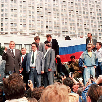 Venäjän presidentti Boris Jeltsin pitämässä puhetta tankin päällä Moskovassa 19.8.1991.