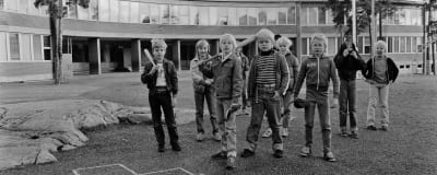 Meilahden ala-asteen oppilaita koulun pihalla pesäpallovarusteiden kanssa (1981).