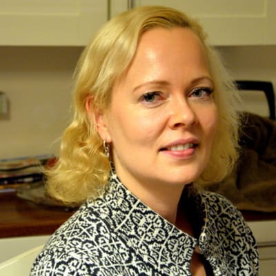 Katarina Liljeqvist sitter i sitt kök