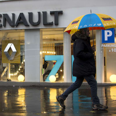Mies kävelee Renaultin automyymälän ohitse.