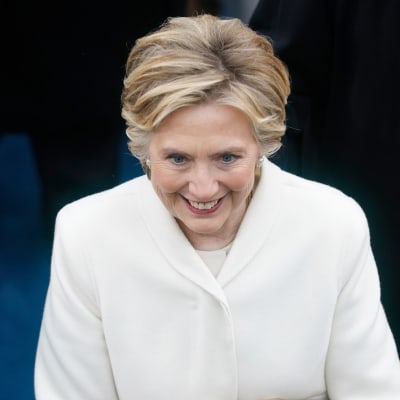 Hillary Clinton katsoo eteenpäin. 