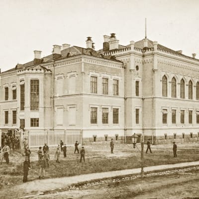 Jyväskylän Lyseon vuonna 1902 valmistunut koulurakennus Yliopistonkadun varrella.