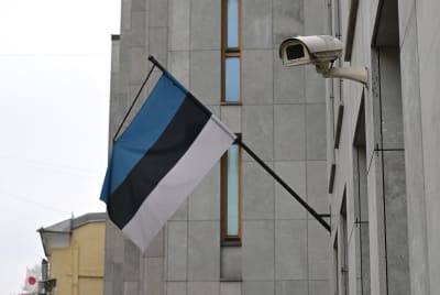 Estlands flagga hänger från en flaggstång utanför Estlands ambassad i Moskva.