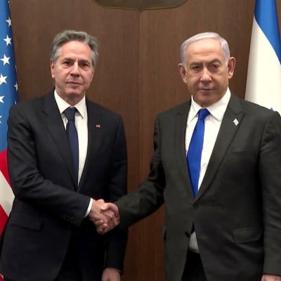 USA:s utrikesminister Antony Blinken och Israels premiärminister Benjamin Netanyahu skakar hand i Jerusalem den 7 februari 2024.