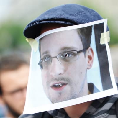 Edward Snowdenia tukeva mielenosoittaja oli pukeutunut Snowden-naamariin Berliinissä 4. heinäkuuta.