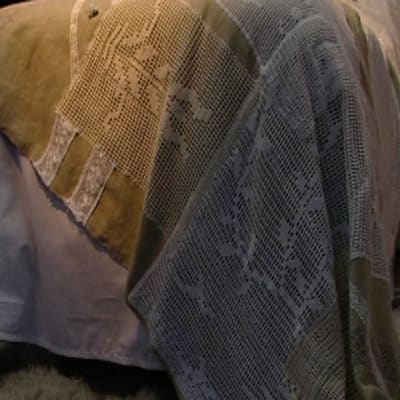 Sängöverkast av virkade gardiner