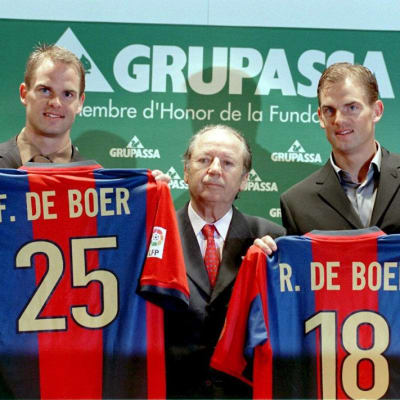 Barcelonan uudet hankinnat Frank de Boer (vas.) ja Ronald de Boer (oik.) poseeraavat seuran puheenjohtaja José Lluis Núñezin (kesk.) kanssa.