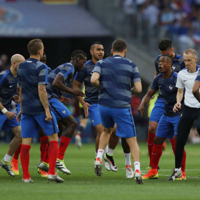Ranskan joukkue lämmittelee.