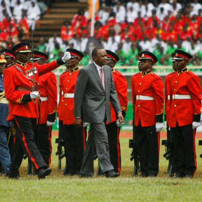 Kenian presidentti tarkastaa kunniakomppaniaa
