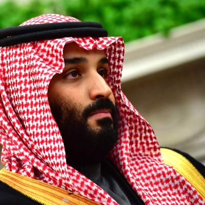 Mohammed bin Salman perinteisessä saudiasussa.