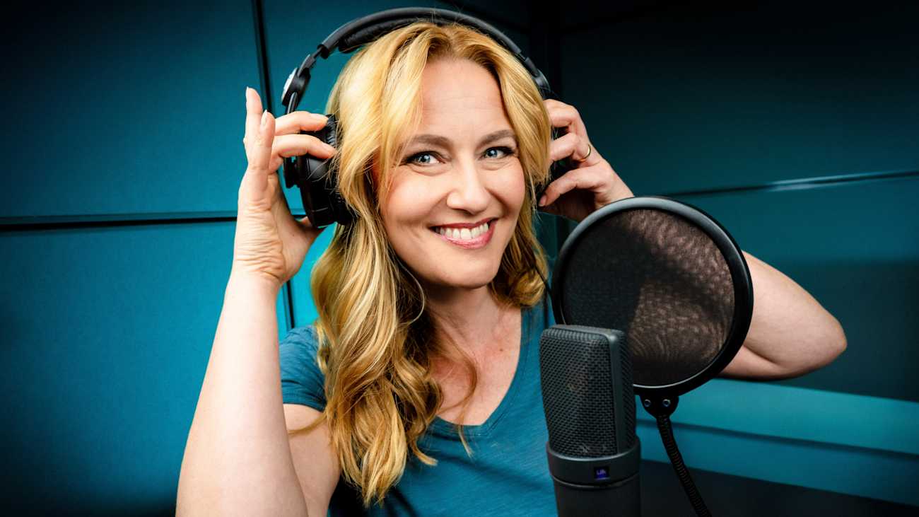 Kuvassa Radio Suomi l�hell�si -ohjelman juontaja Anna Sir�n.