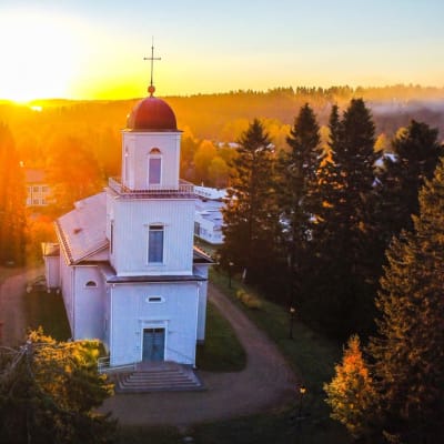 Taivalkosken kirkko ilta-auringossa.