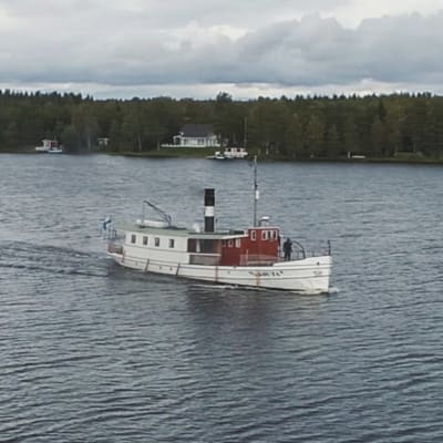 Valkoinen höyrylaiva seilaa Kajaaninjoella.