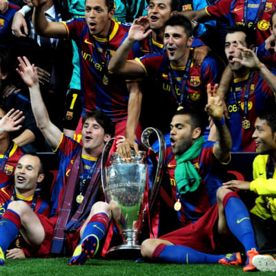 Barcelonan pelaajat poseeraavat Mestarien liigan pokaalin kanssa.