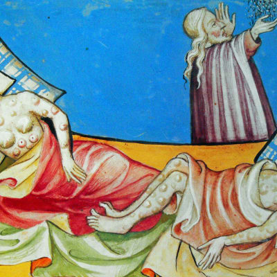 Paiseiden peittämät nainen ja mies makaavat alastomina puolittain peiton alla. Taustalla lääkäri heittelee ilmaan jotakin tomumaista. 