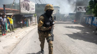 En polis patrullerar i Port-au-Prince då två amerikanska misstänkta för mordet på president Jovenel Moise ska flyttas till häktet.