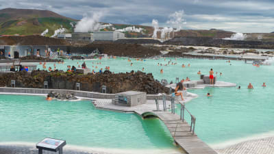 Människor badar på ett geotermiskt spa på Island.