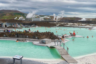 Människor badar på ett geotermiskt spa på Island.