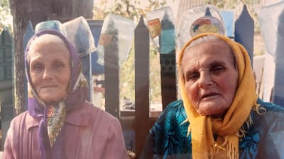 Systrarna Emma och Elsa Utas i Gammalsvenskby i södra Ukraina.
