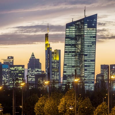 Euroopan keskuspankin uudisrakennus Frankfurtin illassa.