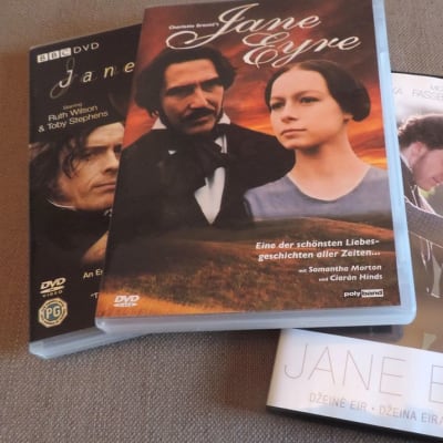 Kolme DVD:tä Kotiopettajattaren romaanin versioista.