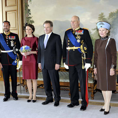 Kruununprinssi Haakon, tasavallan presidentti Sauli Niinistö, rouva Jenni Haukio, Norjan kuningas Harald V, kuningatar Sonja sekä  kruununprinsessa Mette-Marit .