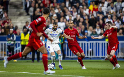 Karim Benzema med bollen mot Liverpool.