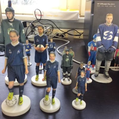 Nuorista urheilijoista tehtyjä 3D-minipatsaita