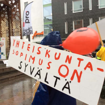 Mielenilmaus keräsi Oulussa tuhatkunta ihmistä kaupungin keskustaan.