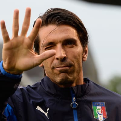 Italian maalivahti Gianluigi Buffon tervehtii.