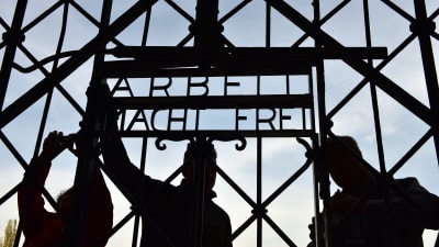 Efter stölden 2014 monterades en ny port i Dachau i april 2014.