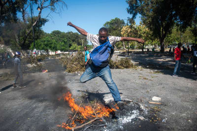På gatorna i Port-au-Prince byggde demonstranterna barrikader och tände eldar under helgen. 