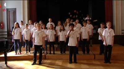 MInervaskolans barnkör övar inför konsert med Robbie Williams