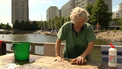 Tuula Meri tvättar mattor i Helsingfors.
