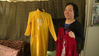 De här två klänningarna hade Sang med sig från Vietnam