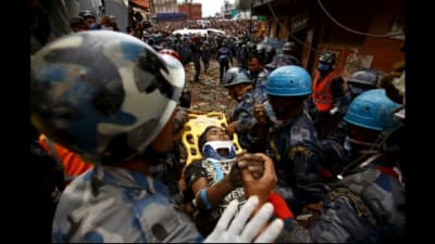 En femtonårig pojke räddas efter fem dagar under ett hus i Katmandu, Nepal.