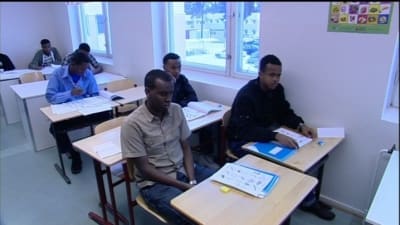 Flyktingar lär sig finska