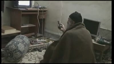 Osama bin Ladin tittar på tv