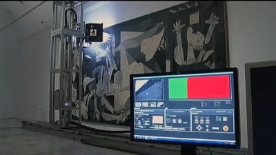 Superkamera fotograferar Guernica.