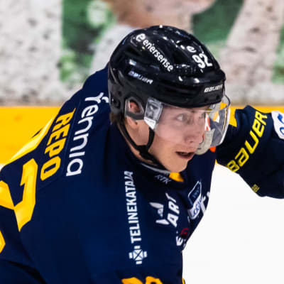 Sebastian Repo skjuter ett skott. 