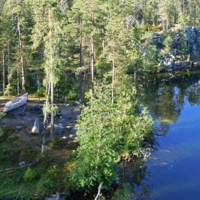 Koronlatvajärven laavu Korouomassa.