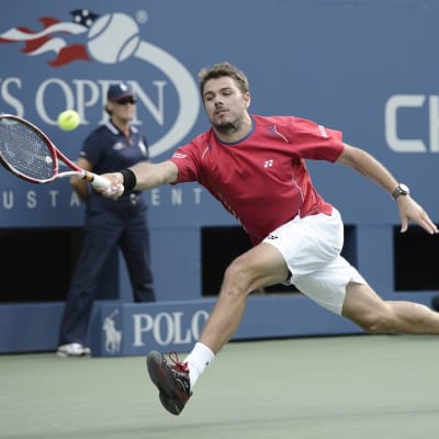 Sveitsin Stansilas Wawrinka venyttää palloon tennisottelussa.