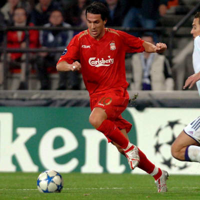Liverpoolin Luis García (vas.) kuljettaa palloa Anderlechtin Mark de Manin (oik.) edessä.