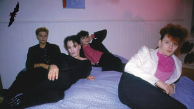 Bandet The Pin Ups poserar på en säng 1983.