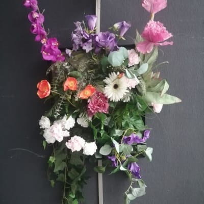Blombukett på en vägg.
