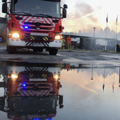 Hiittenharjun hotellipalo Harjavallassa 14.7.2021. Kuvassa Satakunnan pelastuslaitoksen paloauton kuva heijastuu vesilätäköstä.