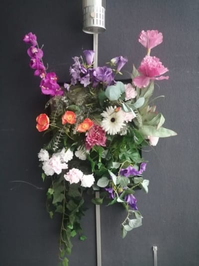 Blombukett på en vägg.