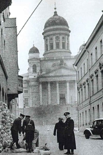 Helsingfors poliskår skyddar fönster med sandsäckar, 1940