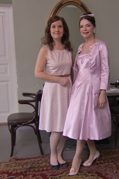 Pia-Maria Lehtola och Arja Könönen i klänningar
