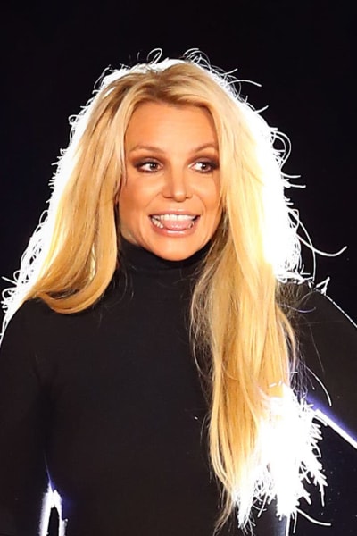 Britney Spears på svart bakgrund, ovanpå en bild på Svenska Yles kulturredaktör Kia Svaetichin.